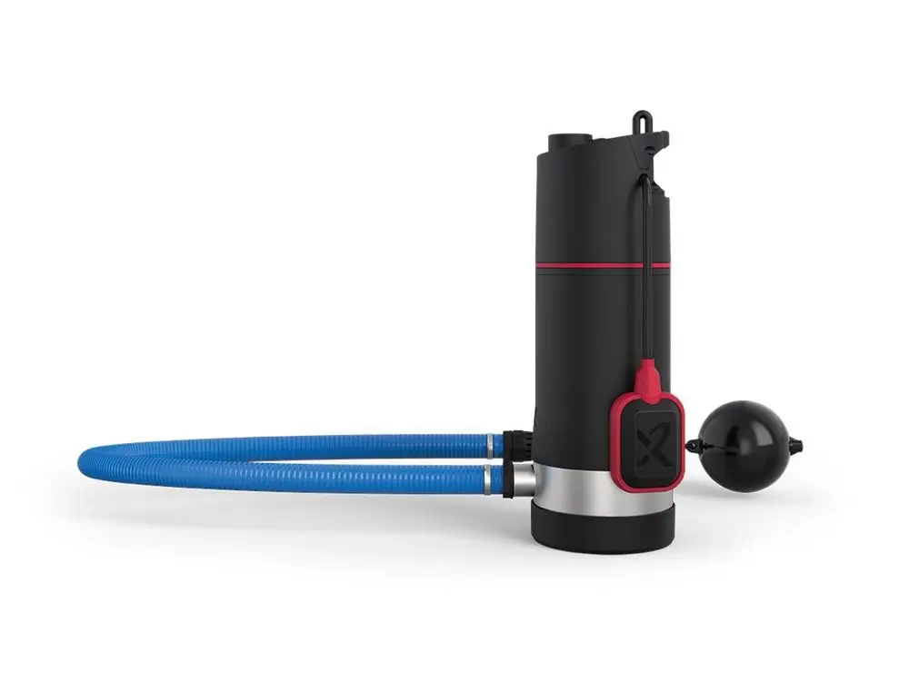 Schwarze Grundfos Unterwasserpumpe mit grauem Sockel, innerem Schlauch und Kugelventil, verbunden durch einen blauen Schlauch.